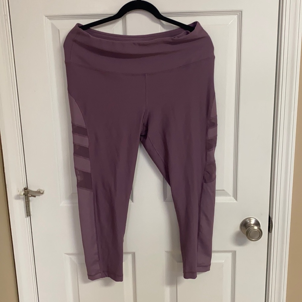 Mesh cut-out 3/4 length leggings